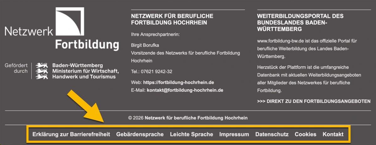 Bildschirmfoto von der Fuß-Zeile auf der Startseite. Die Informationen in der Fuß-Zeile sind mit einem orangenen Rahmen markiert. Ein Pfeil zeigt darauf.