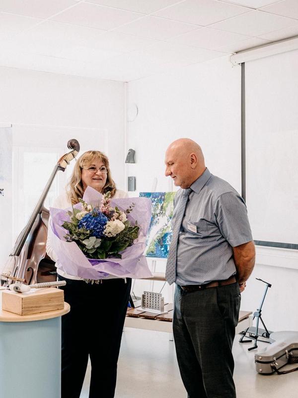 Übergabe eines Blumenstraußes bei der 50-Jahre-Jubiläumsfeier der bbv Akademie