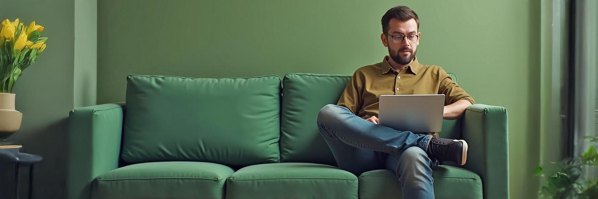 Bild zeigt einen Mann mit Laptop bei einer beruflichen Fortbildung