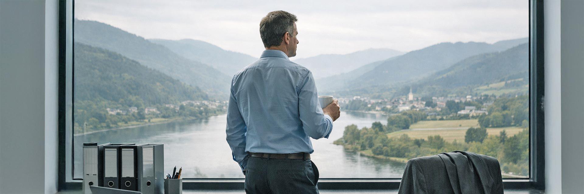 Fachkraft blickt auf Flusstal – Karriereentscheidung am Hochrhein