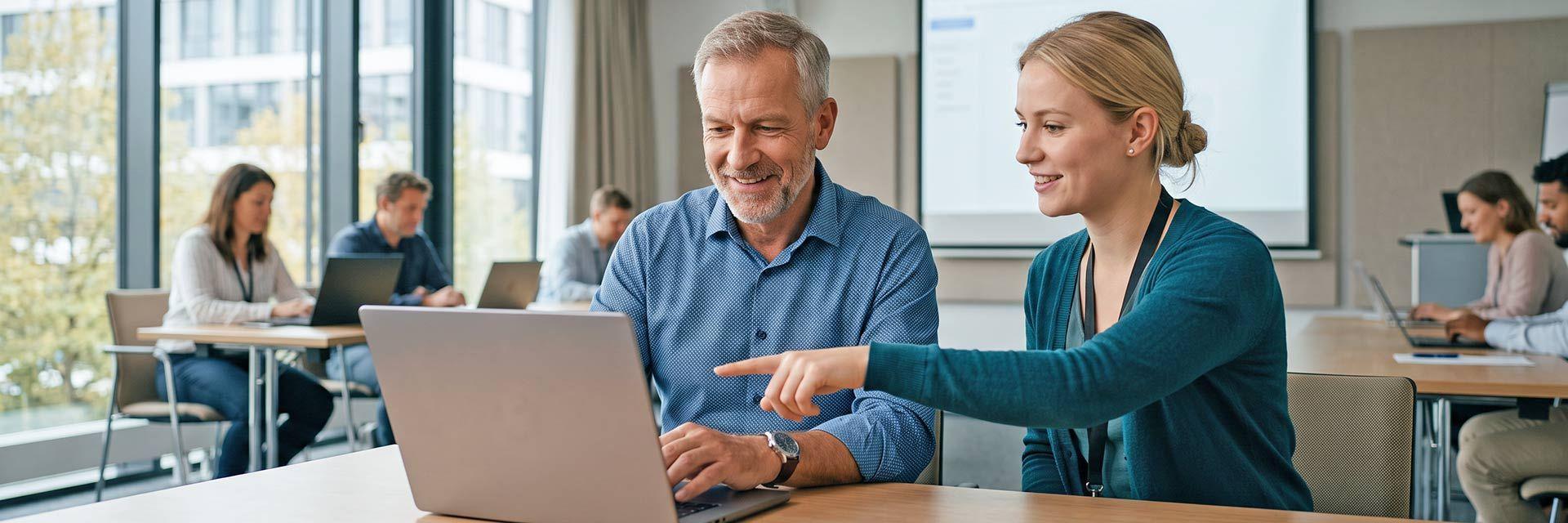 Digitale Kompetenzen als Teil der Weiterbildung nach 50, begleitetes Lernen am Laptop
